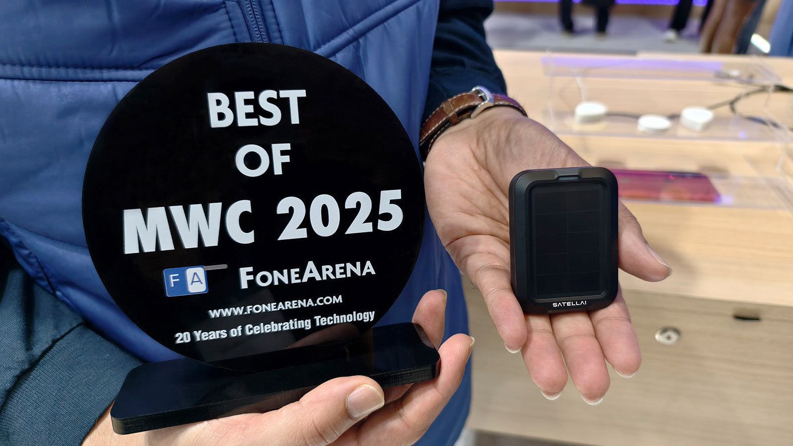 PetVora Smart Collar Air holding MWC 2025 Best Award